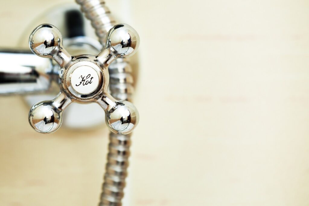 a hot water handle on a bathtub